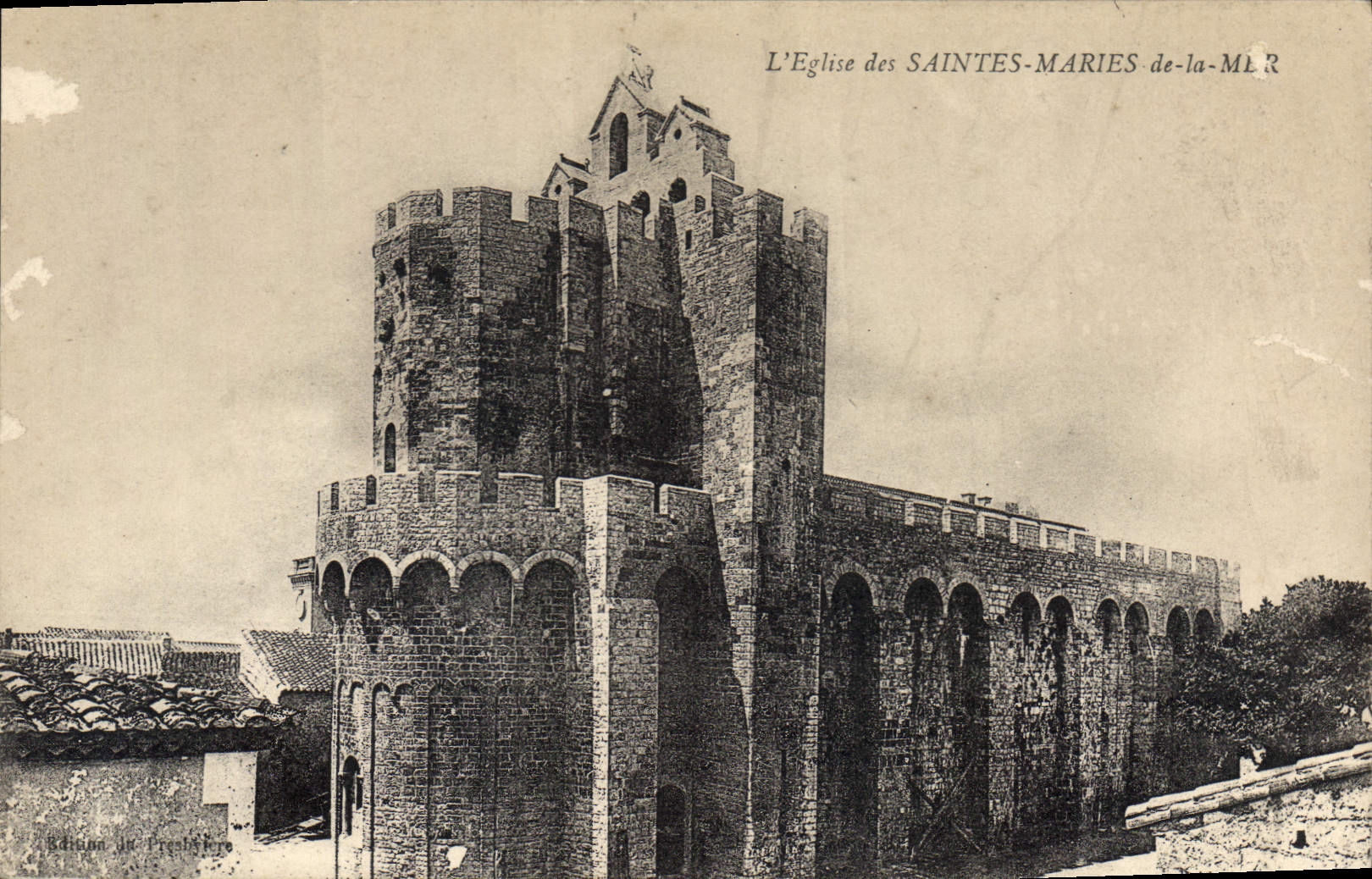 CPA L'Eglise des Saintes Maries de la Mer