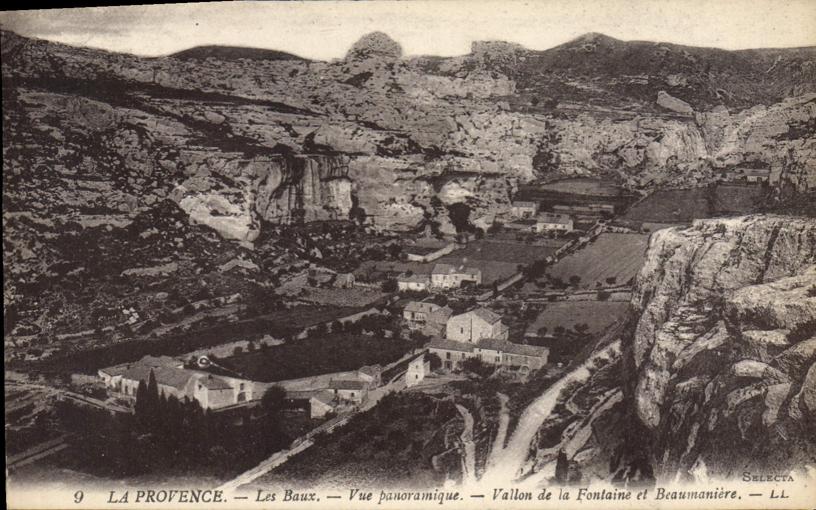 CPA La Provence les Baux Vue panoramique Vallon de la Fontaine et Beaumaniere