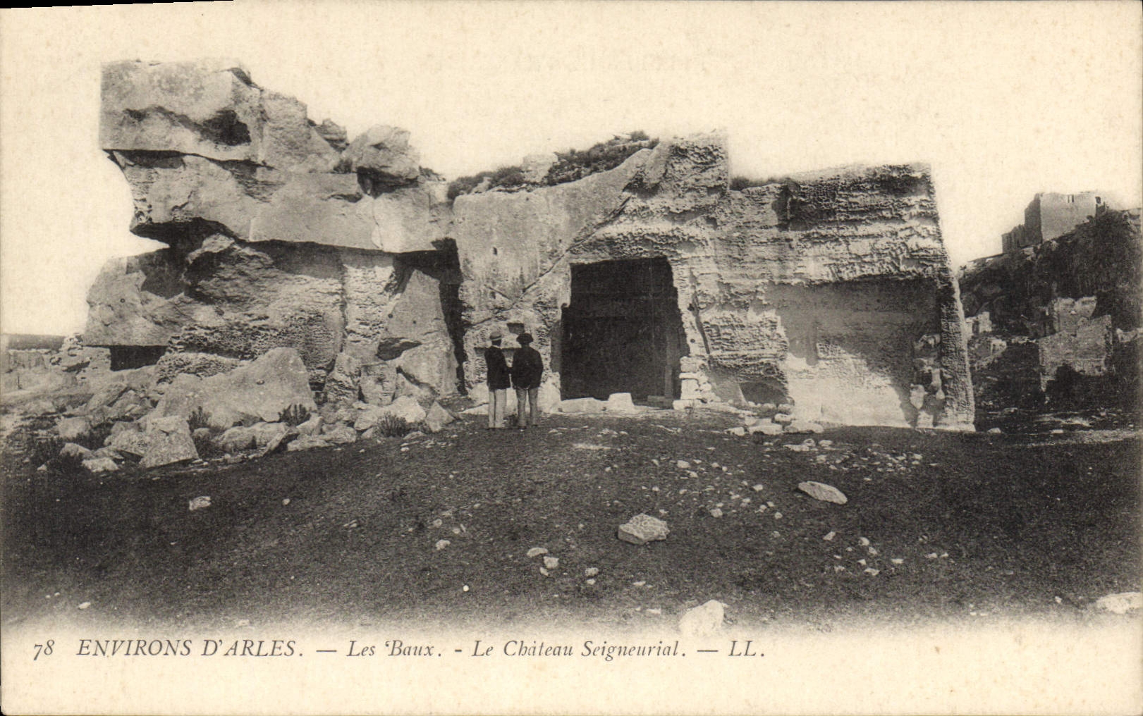 CPA Environs d'Arles Les Baux Le Chateau Seigneurial