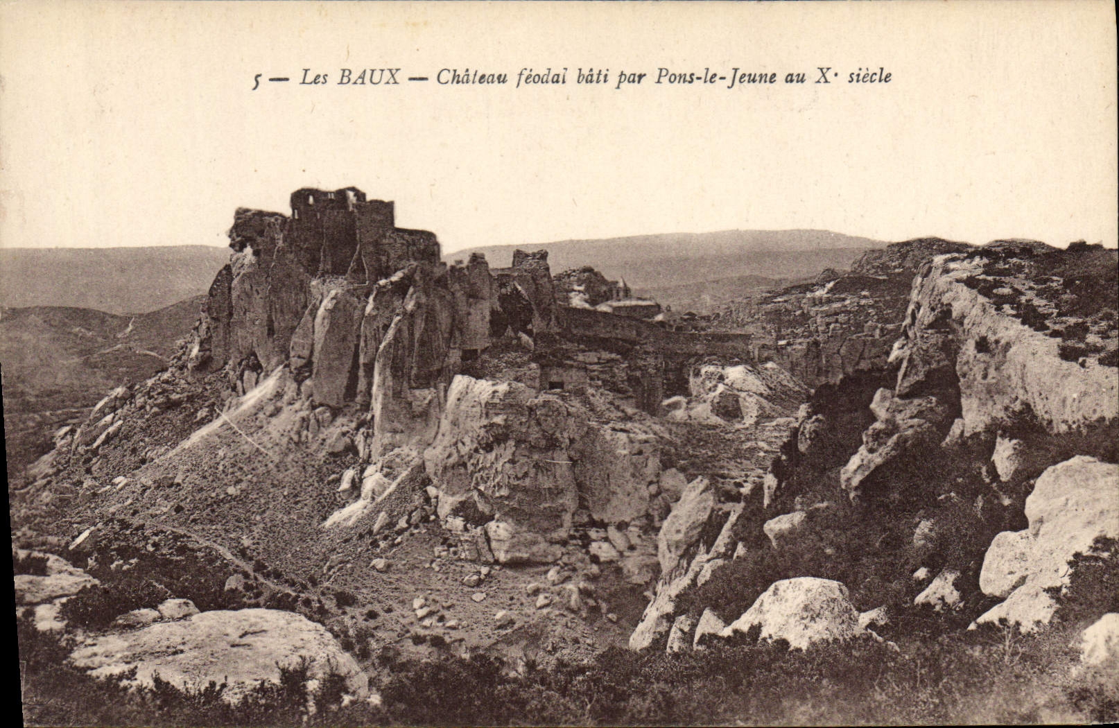 CPA Les Baux Chateau feodal bati par Pons le Jeune au Xe siecle