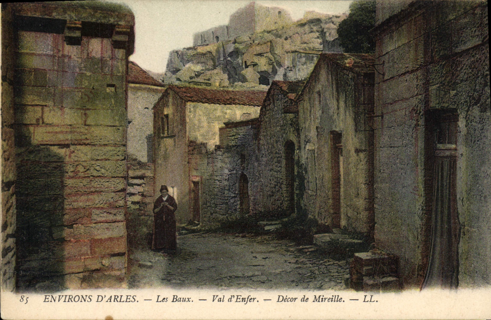 CPA Environs d'Arles Les Baux Val d'Enfer Decor de Mireille Femme Folklore