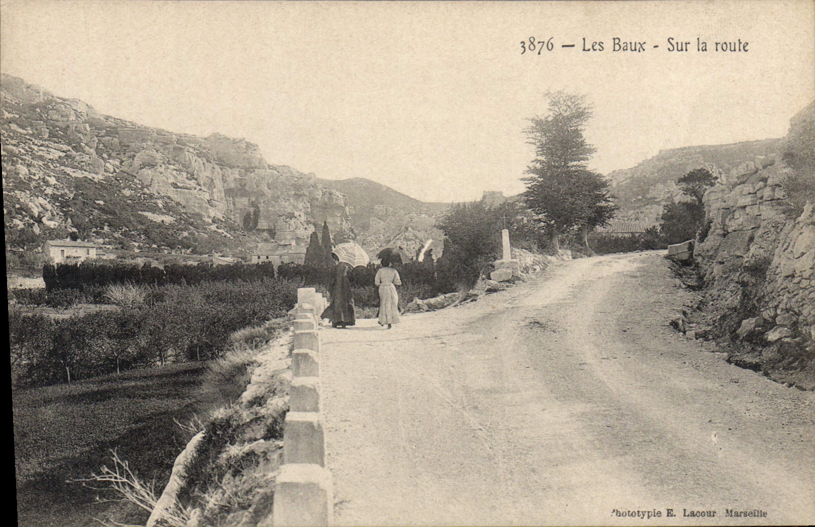 CPA Les Baux Sur la route