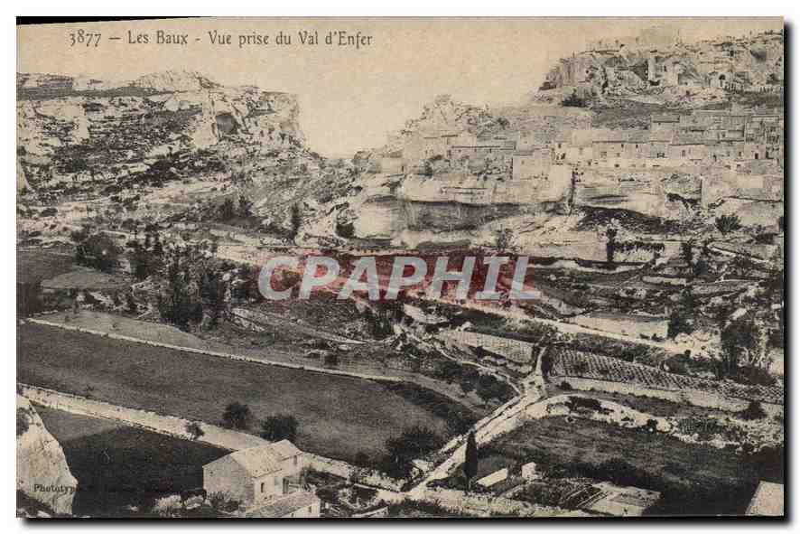 CPA Les Baux Vue prise du Val d'Enfer
