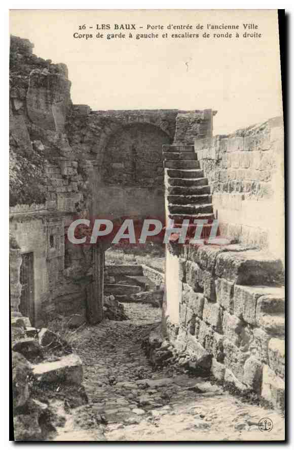 CPA Les Baux Porte d'entree de l'ancienne Ville Corps de garde a gauche et escaliers de ronde a droi