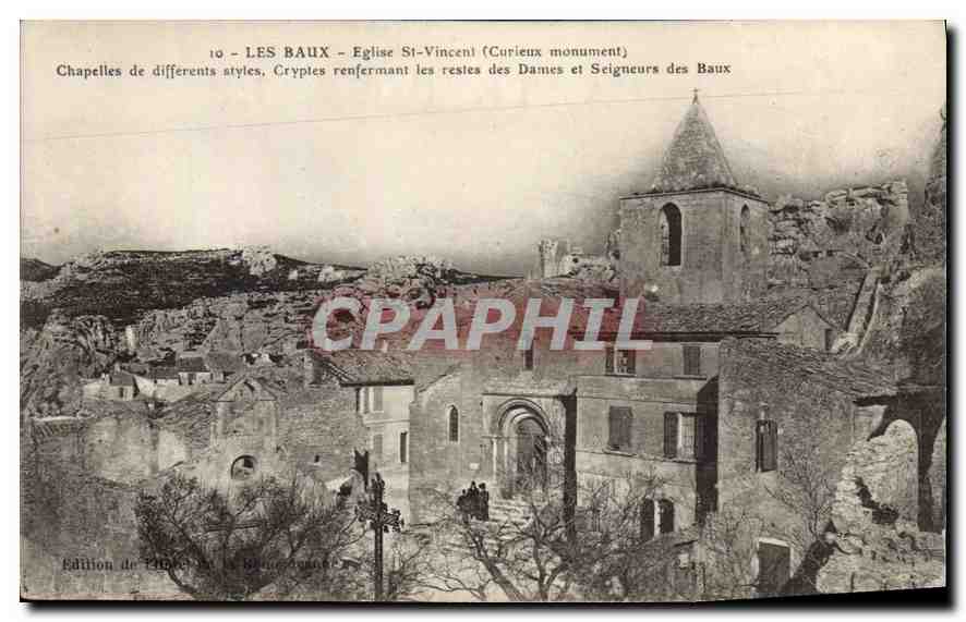 CPA Les Baux Eglise Saint Vincent (Curieux monument) Chapelles de differnts styles Cryptes renferman