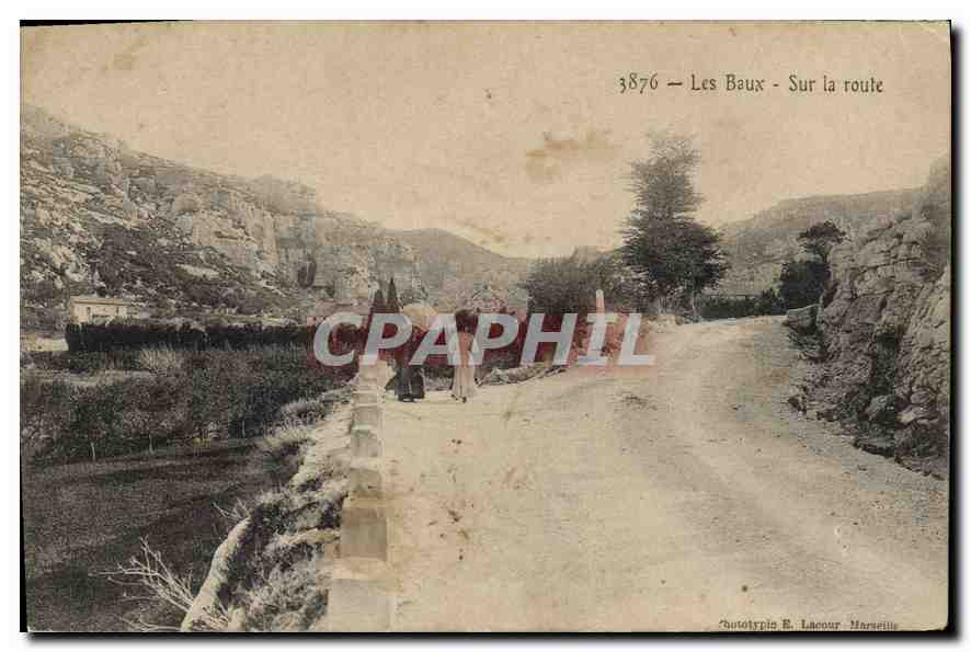 CPA Les Baux Sur la route
