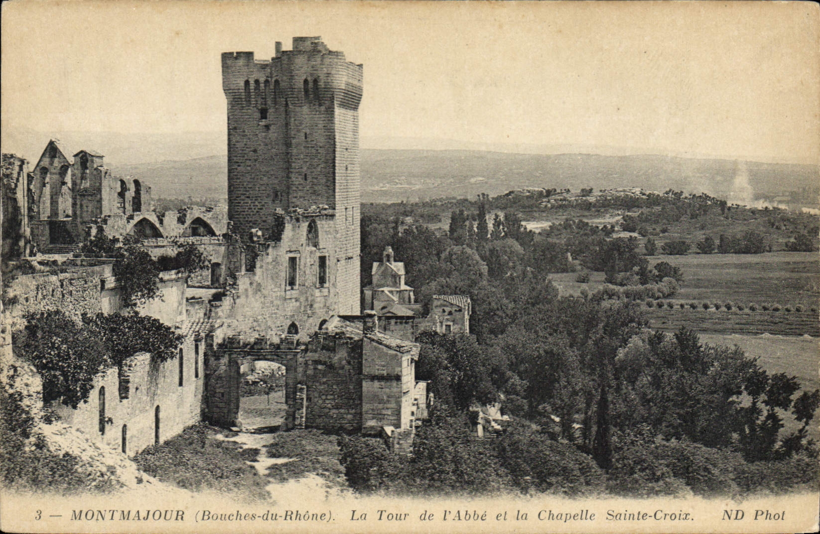 CPA Montmajour (Bouches du Rhone) La Tour de l'Abbaye et la Chapelle Sainte Croix