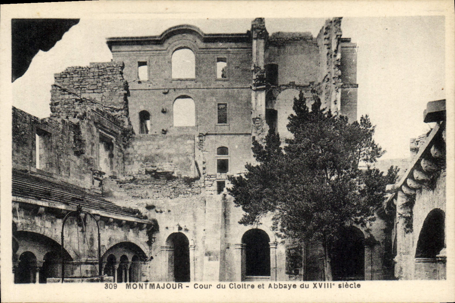 CPA Montmajour Cour du Cloitre et Abbaye du XVIIe siecle