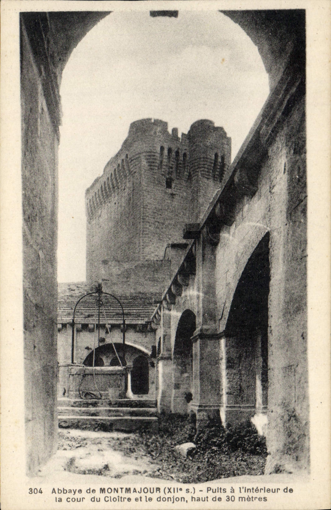 CPA Abbaye de Montmajour (XIIe s) Puits a l'Interieur de la cour du cloitre et le Donjon haut de 30 