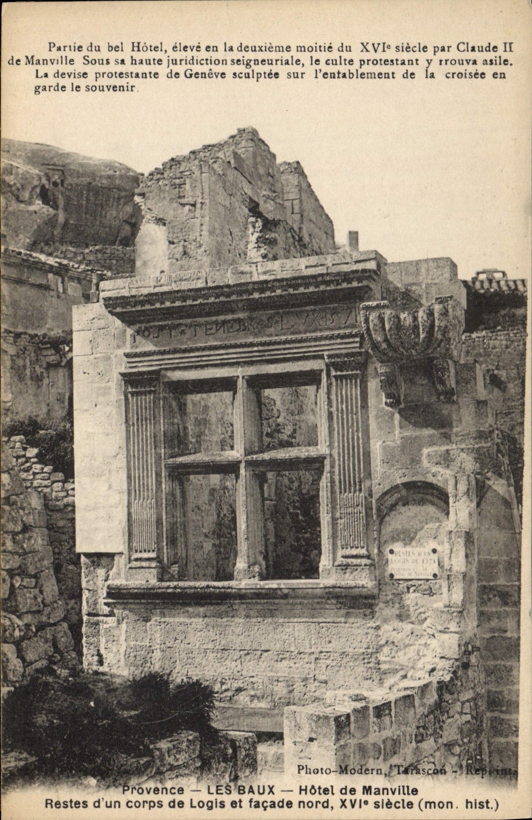 Les Baux — Hôtel de Manville — Restes d'un corps de logis et façade nord, XVIe siècle (mon. hist.)