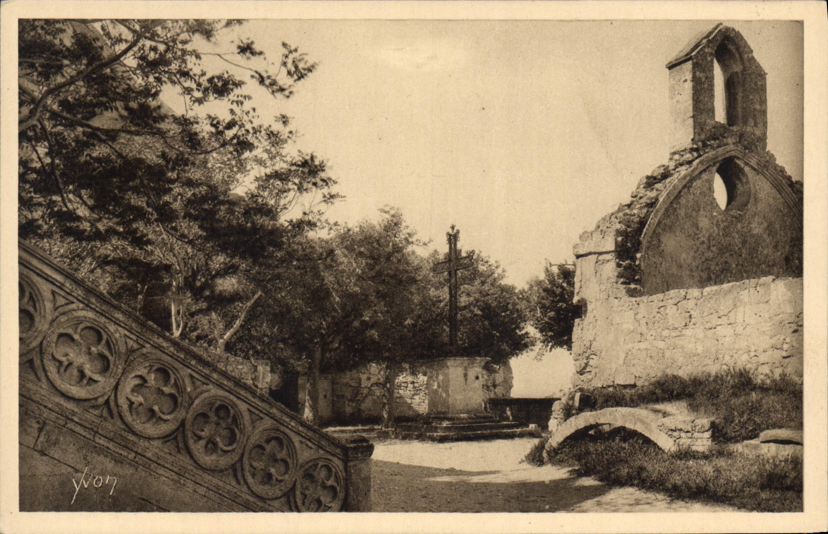 CPA Les Baux (B du R) Place de l'Eglise et Chapelle des Penitents (XVIe siecle)