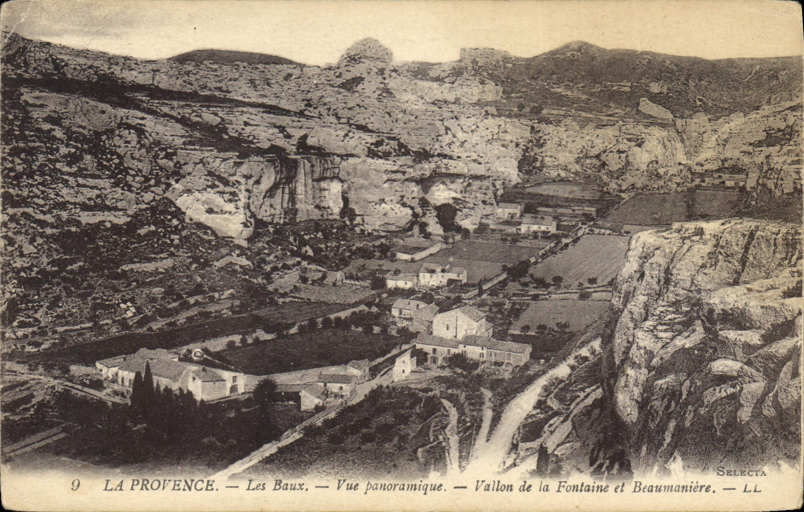 CPA La Provence les Baux Vue Panoramique Vallon de la Fontaine et Beaumaniere
