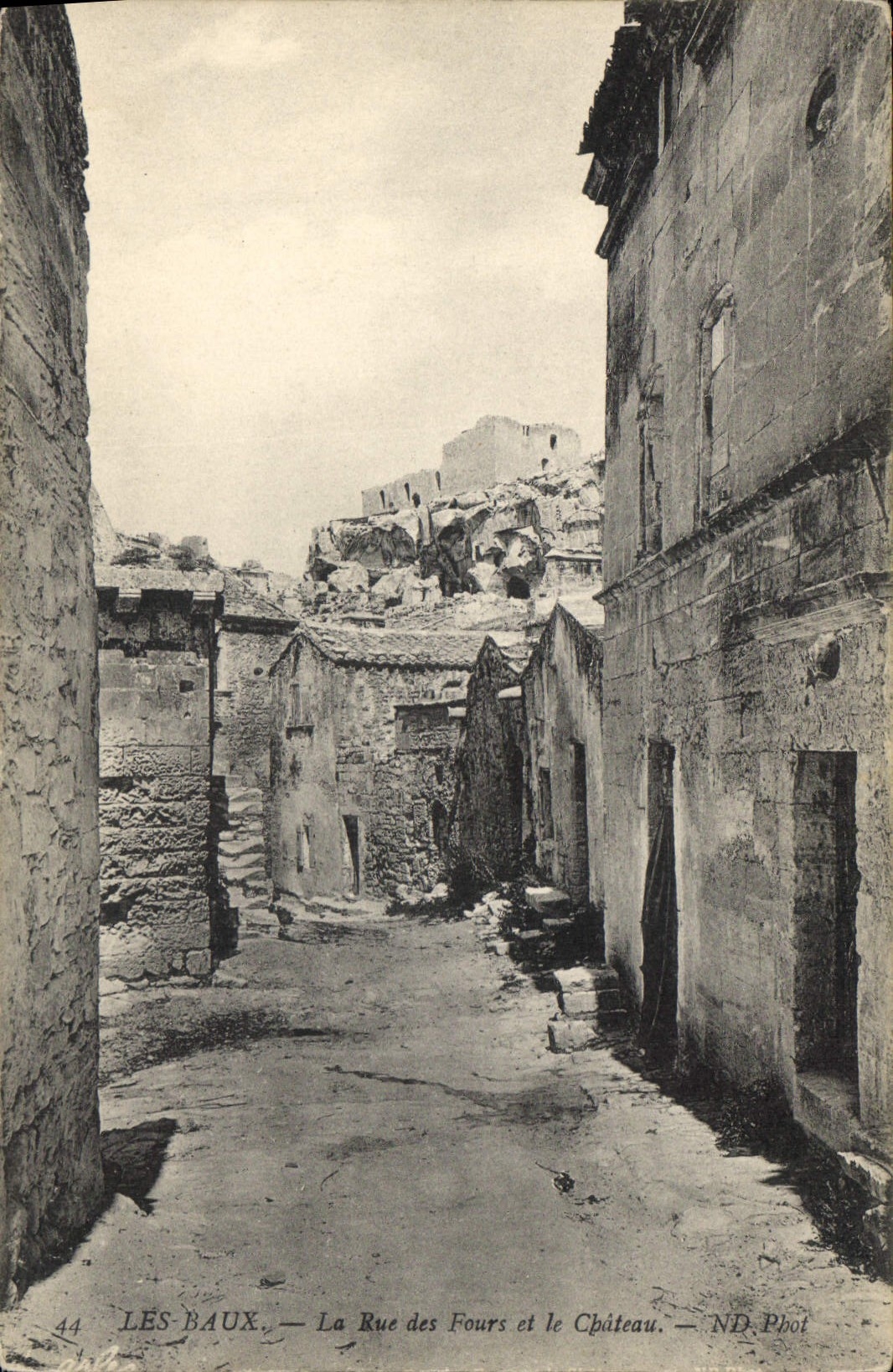 CPA Les Baux La Rue des Fours et le Chateau