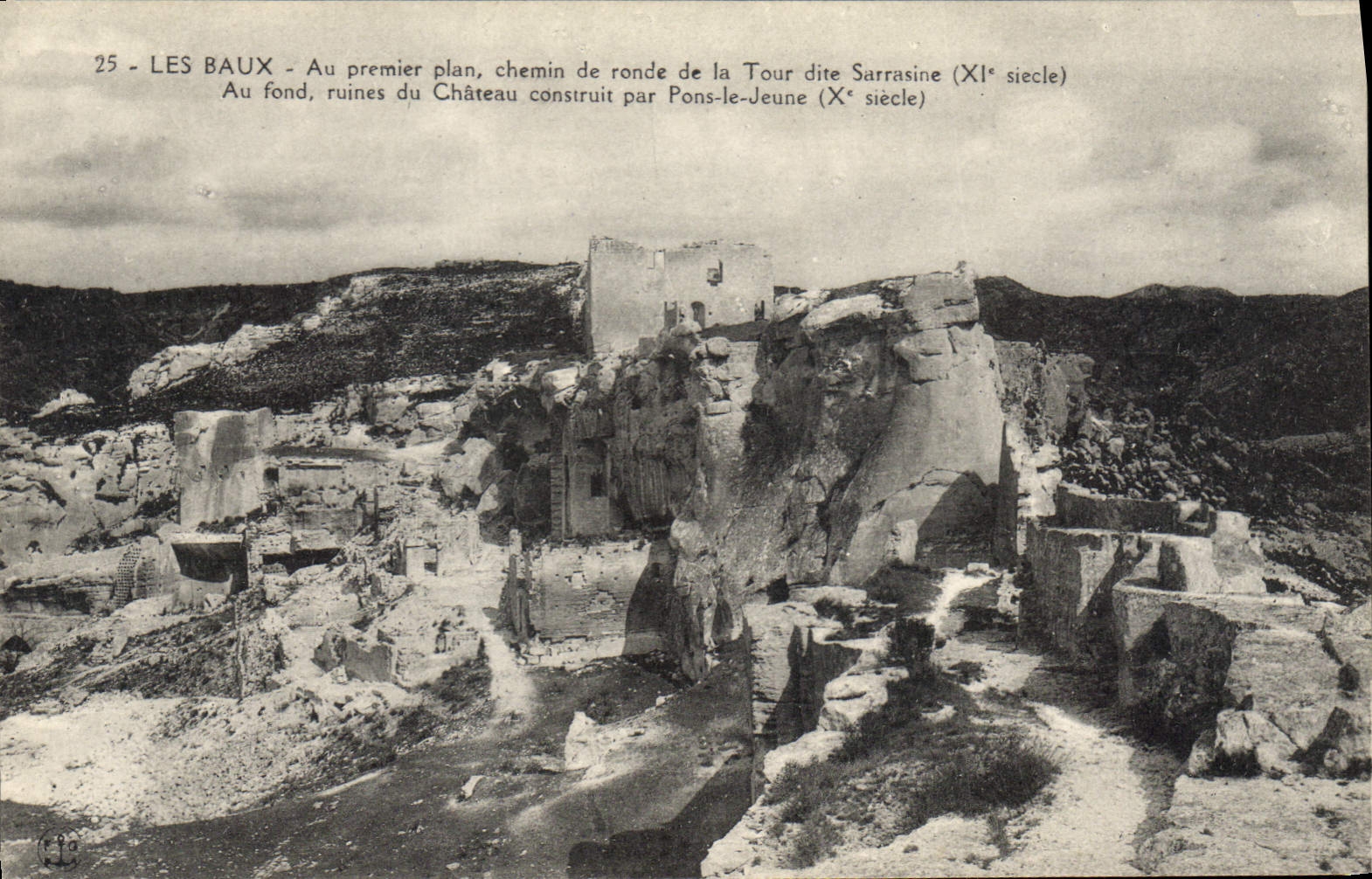 CPA Les Baux Au premier plan chemin de ronde de la Tour dite Sarrazine (XIe siecle) Au fond ruines d