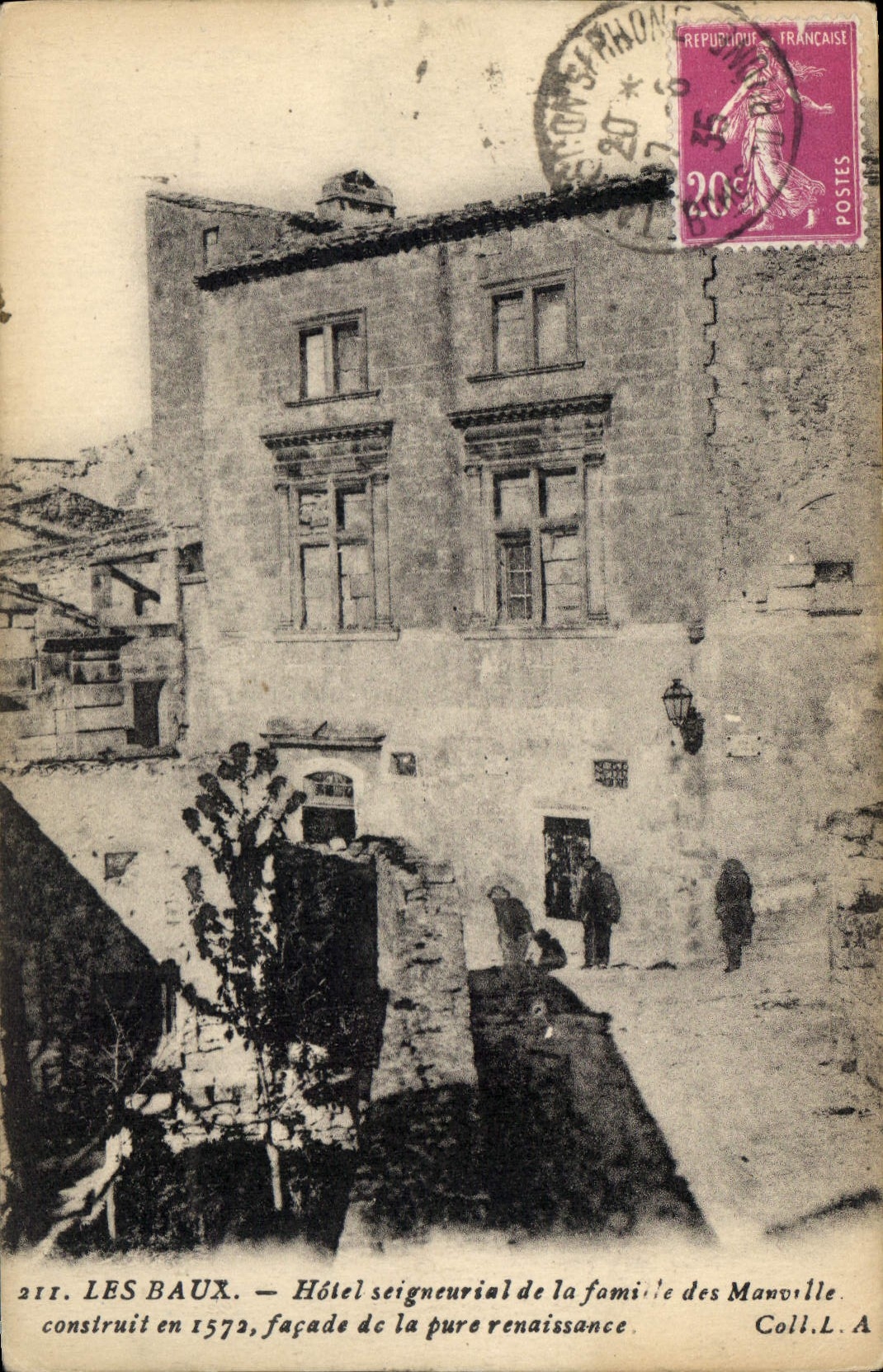 CPA Les Baux Hotel seigneurial de la fomille des Manville construit en 1572 facade de la pure renais