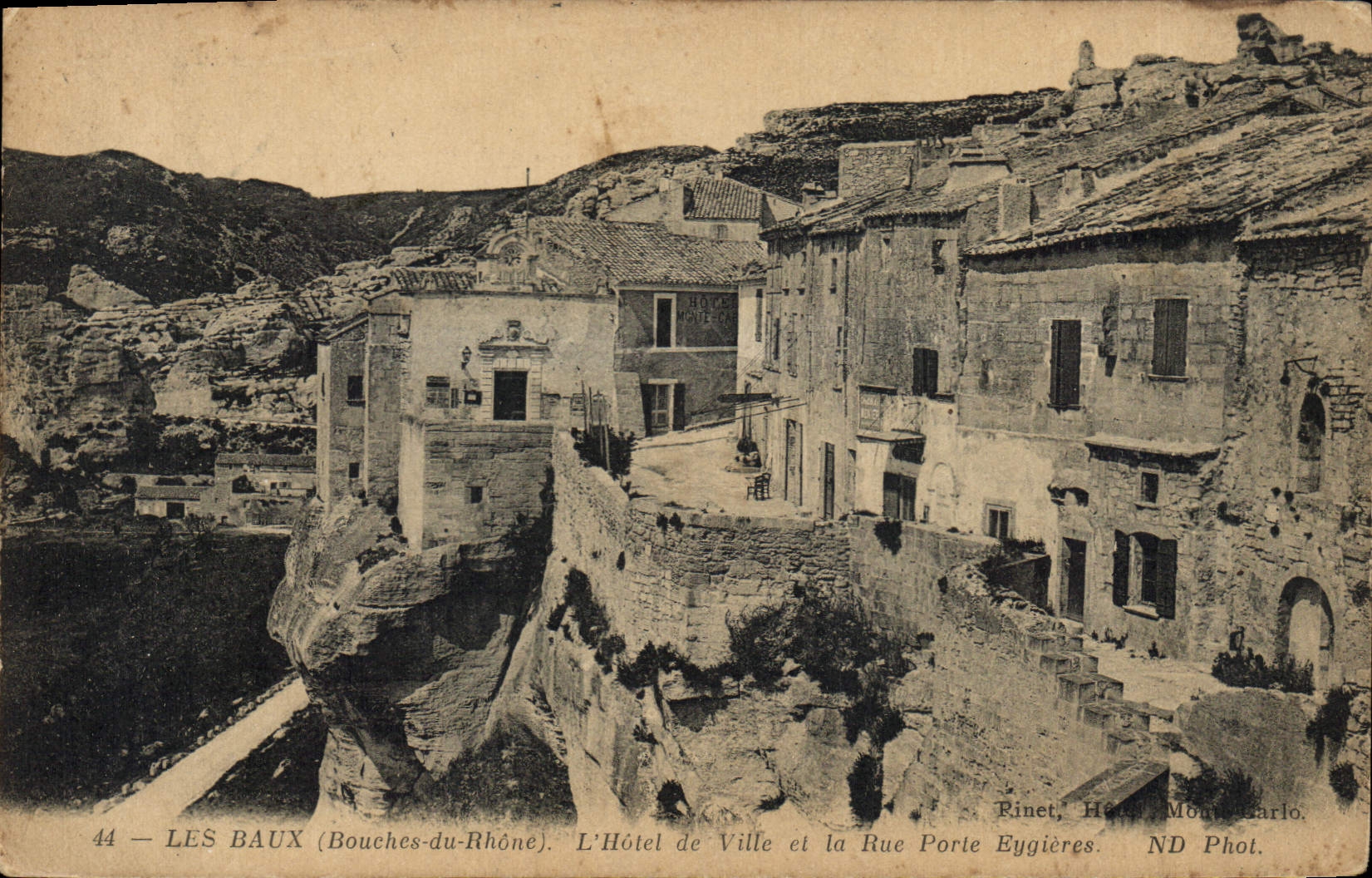 CPA Les Baux (Bouches du Rhones) L'Hotel de Ville et la Rue Porte Eygieres