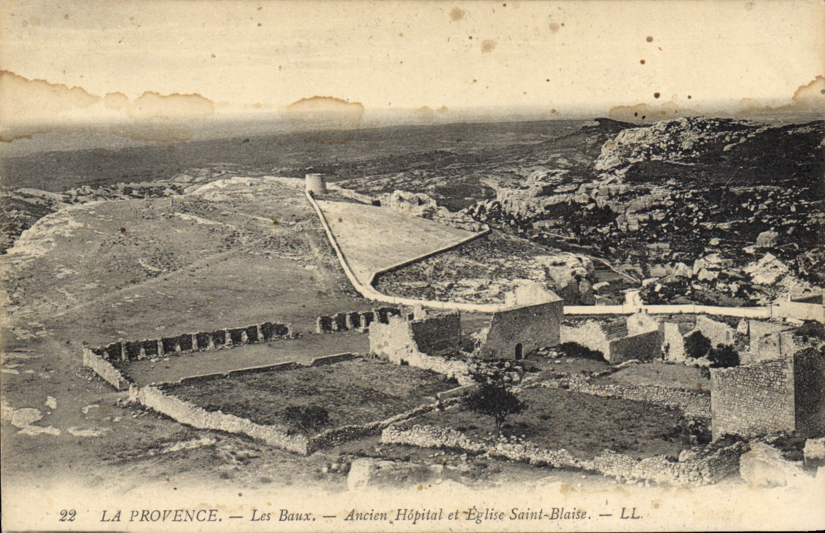CPA La Provence les Baux Anciens Hopital et Eglise Saint Blaise