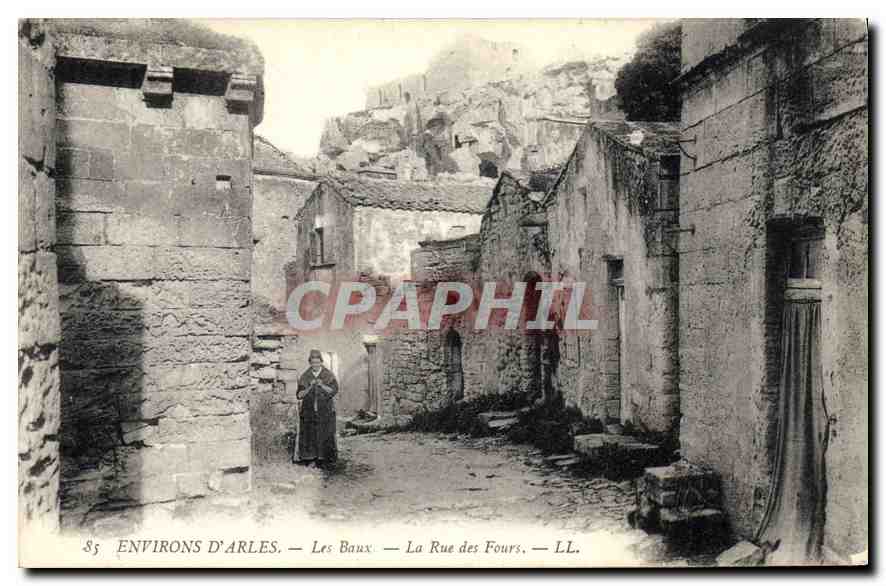 CPA Environs d'Arles Les Baux La Rue des Fours Femme Folklore