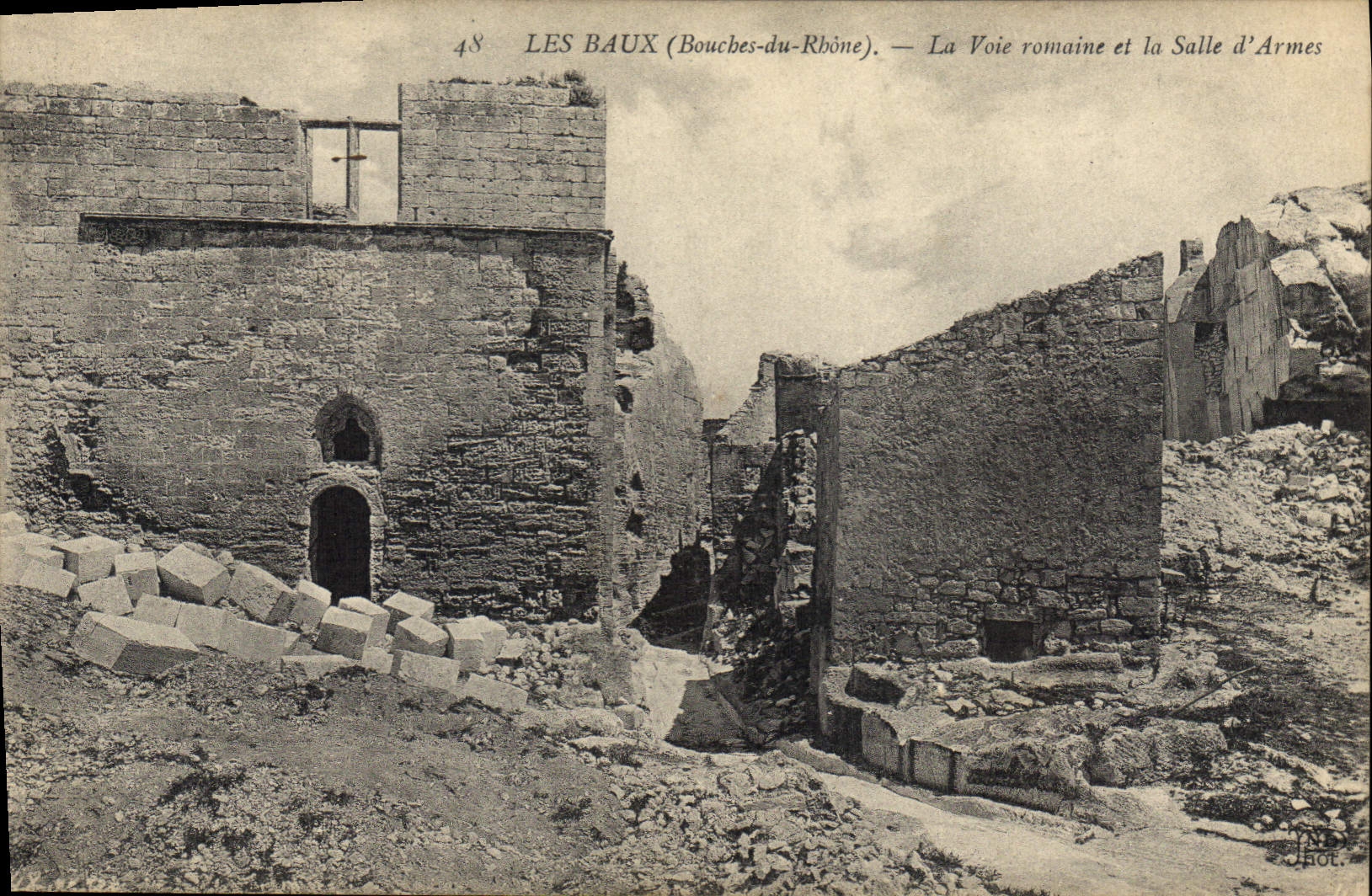 CPA Les Baux (Bouches du Rhone) La Voie romaine et la Salle d'Armes