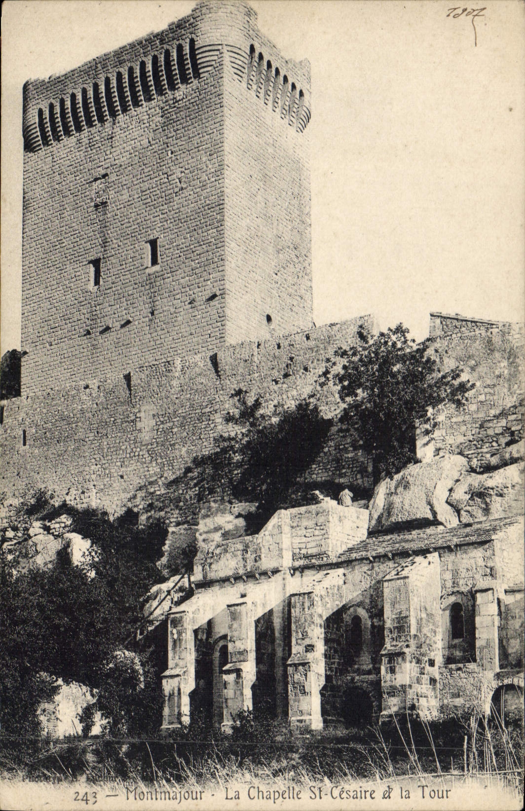 CPA Montmajour La CHapelle St Cesaire et la Tour