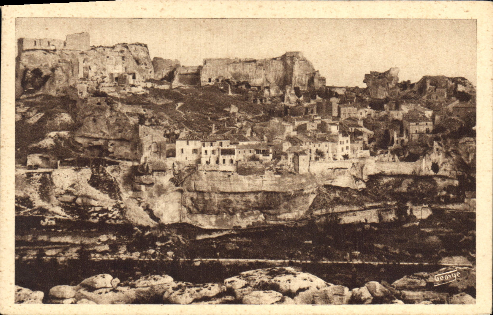 Les Baux-de-Provence — Vue générale prise du Sarragan — Éditeur J. George, n° 412