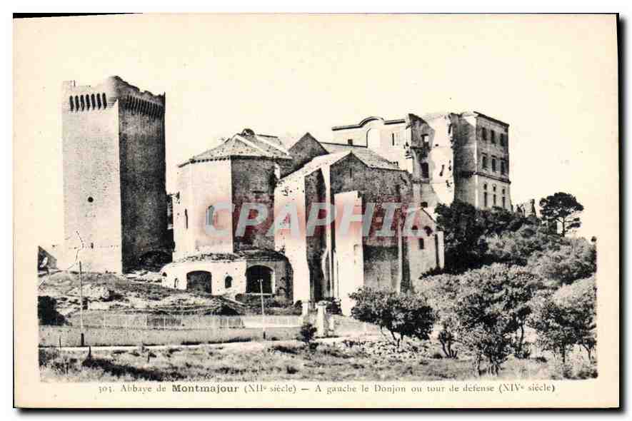 CPA Abbaye de Montmajour (XIIe siecle) A gauceh le Donjon au tour de defense (XIVe siecle)