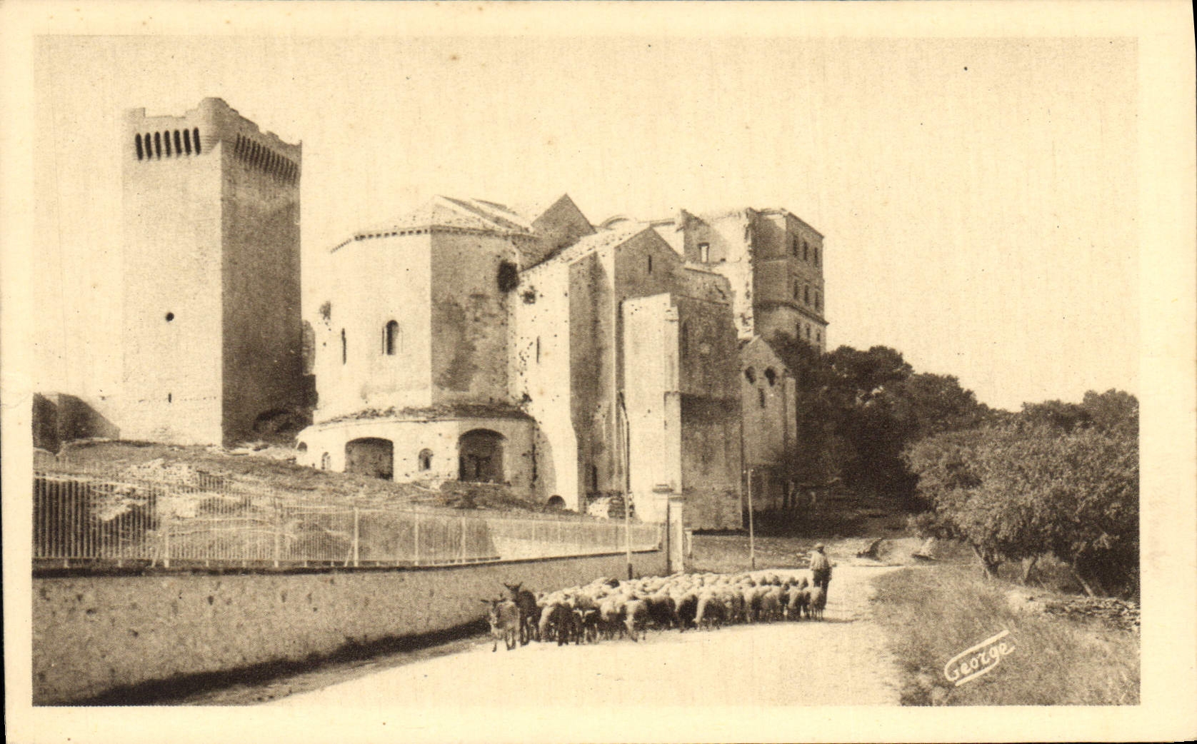 CPA Arles Environs d'Arles Montmajour Abbaye XIIe siecle A gauche Tour de Defense XIVe siecle Berger