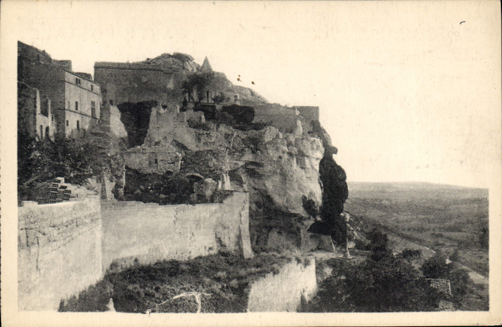 CPA Les Baux Vue des Remparts et le CLocher croix de Ravelin (au dessous vole romaine)