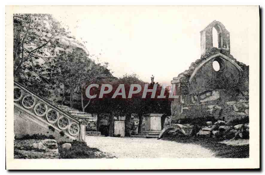 CPA Les Baux Place de l'Eglise et Chapelle des Penitents blancs XVIe siecle
