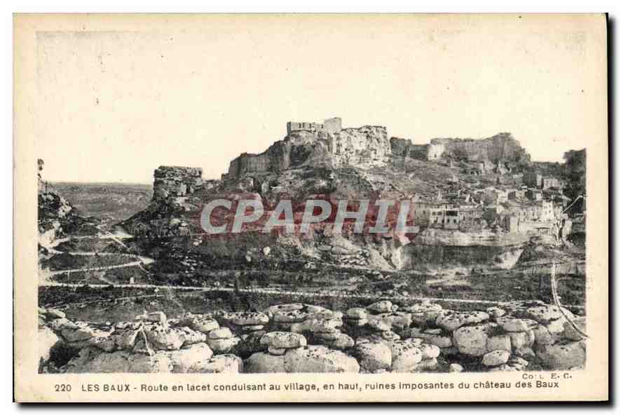 CPA Les Baux Route en lacet conduisant au village en haut ruines imposantes du chateau des Baux