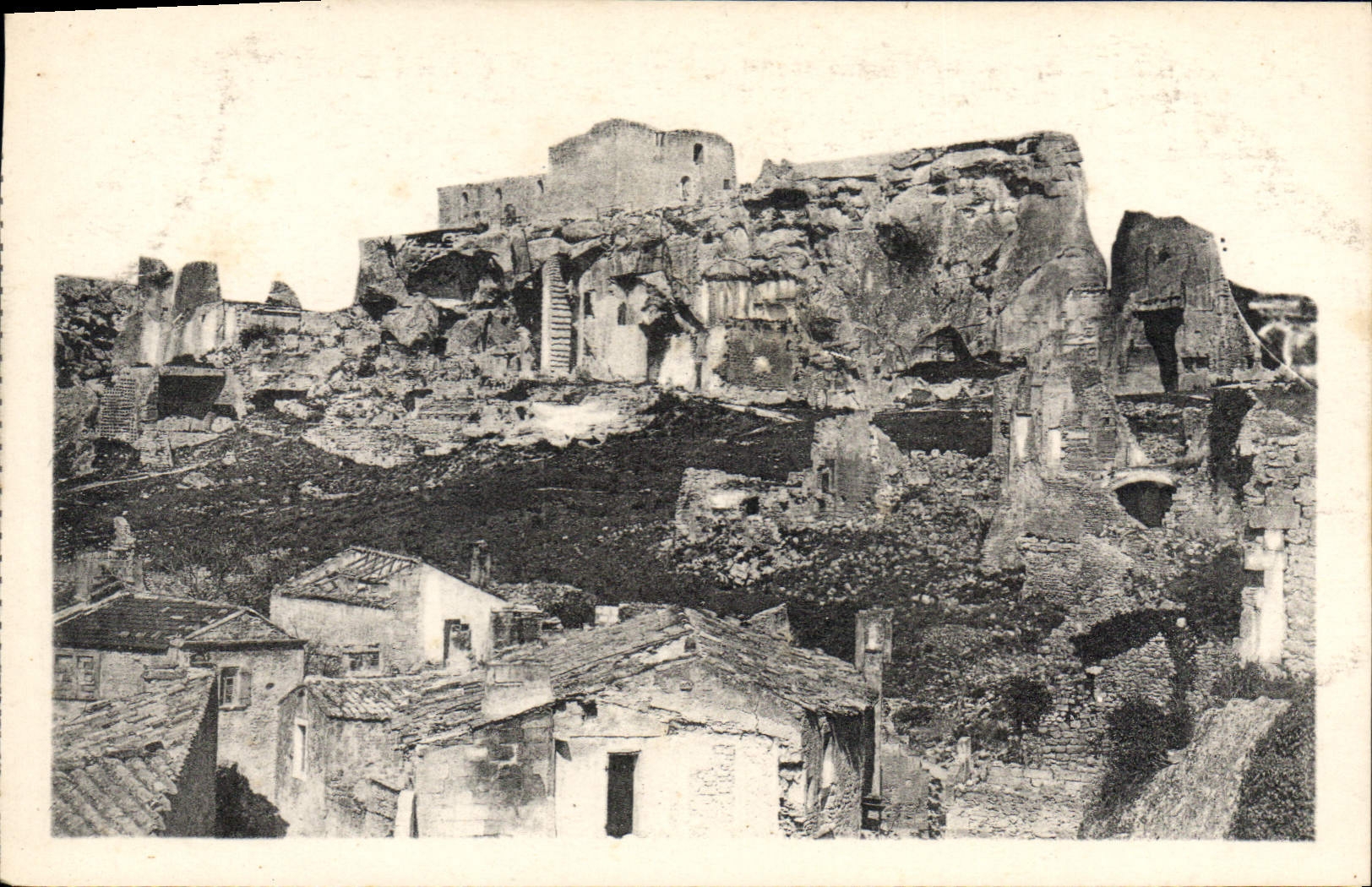 CPA Les Baux Ruines du Chateau feodal detruit sous Louis XIII en 1632