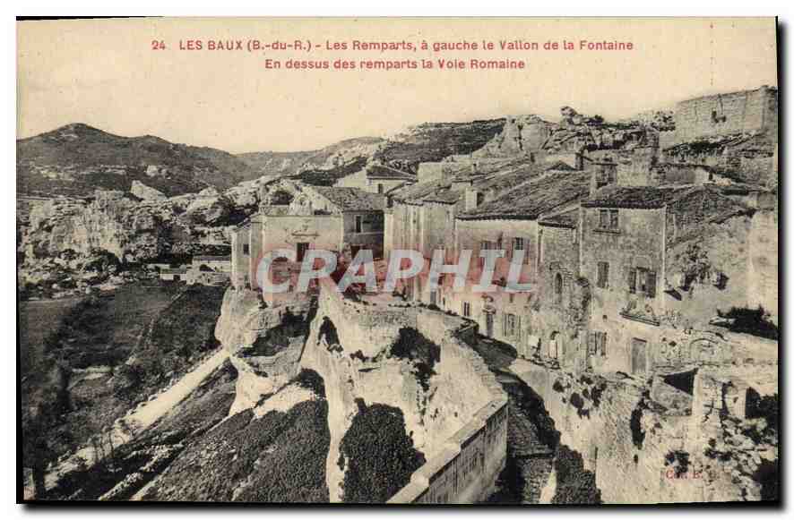 CPA Les Baux (B du R) Les Remparts a gauche le Vallon de la Fontaine en dessus des remparts la vole 