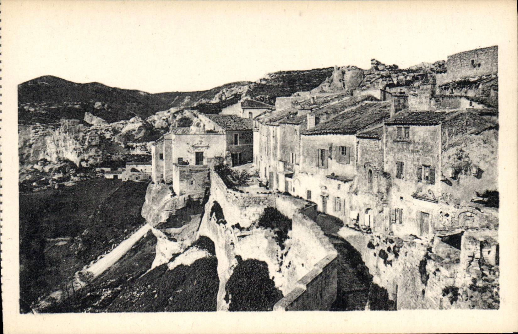 CPA Les Baux Vue des Remparts et le Clocher croix de Ravelin en dessous vole romaine