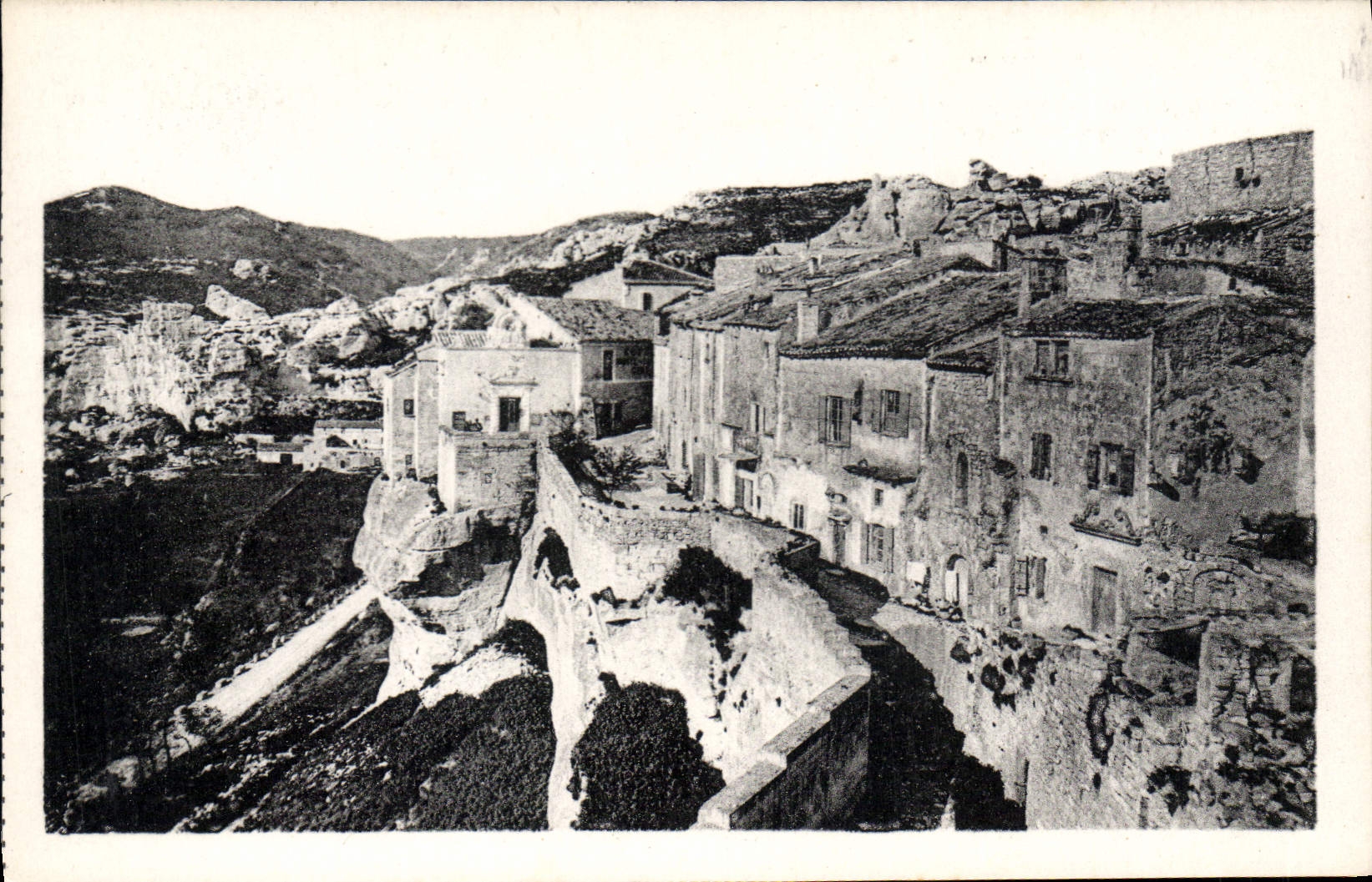 Les Baux - Les Remparts — vue des remparts et du Vallon de la Fontaine, éditeur non identifié, n° 211