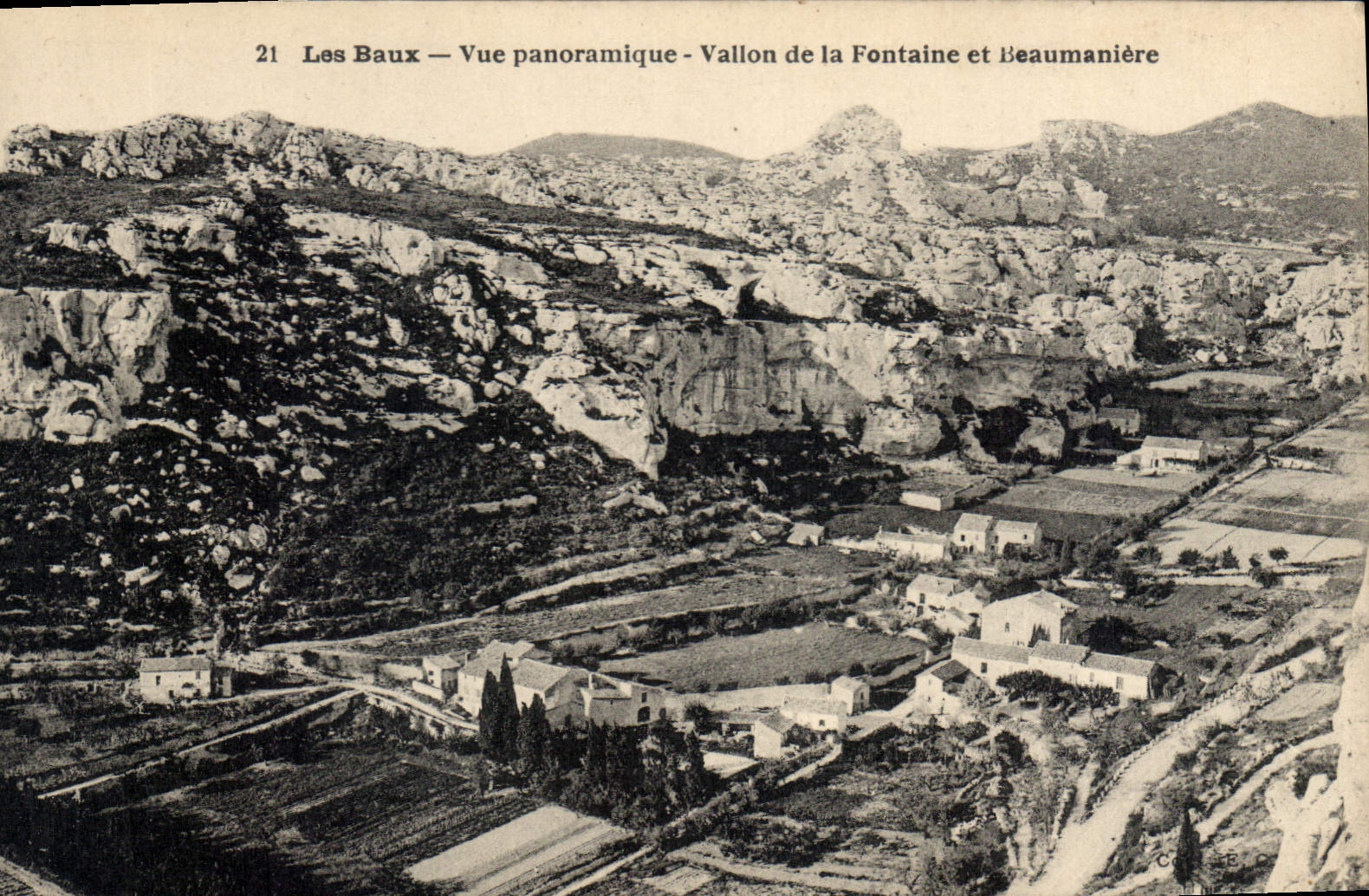 CPA Les Baux Vue Panoramique Vallon de la Fontaine et Beaumaniere