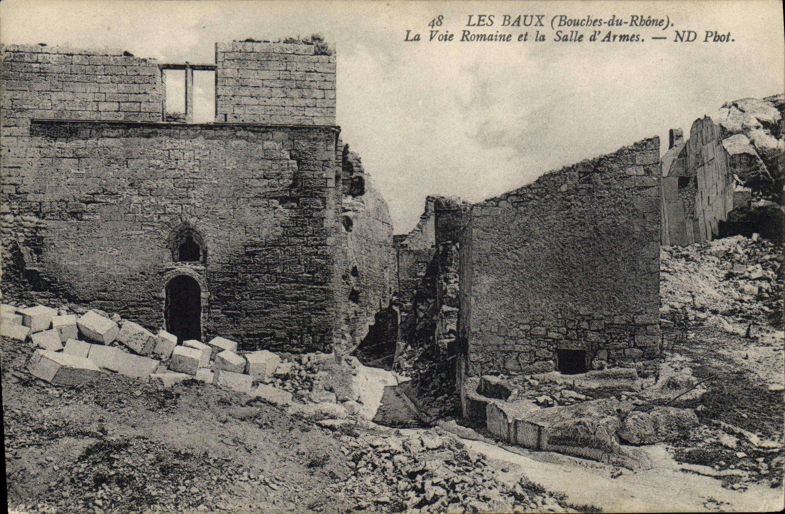 CPA Les Baux (Bouches du Rhone) La Voie Romaine et la Salle d'Armes