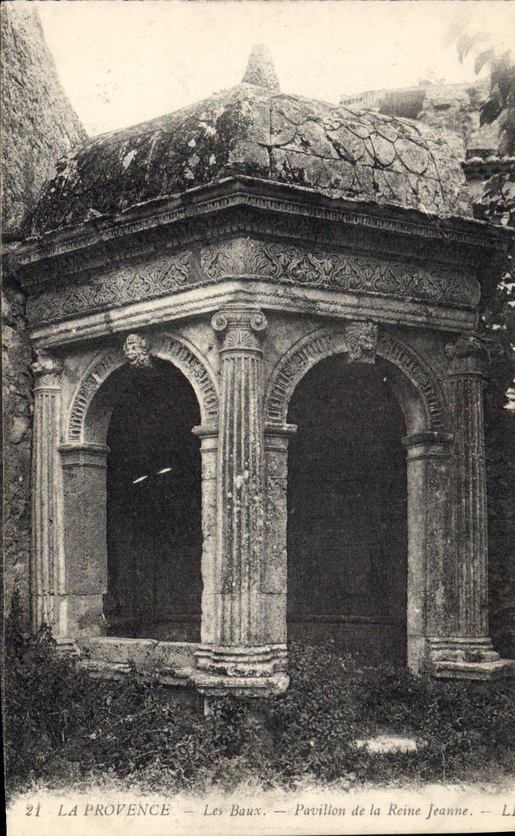 CPA La Provence Les Baux Pavillon de la Reine Jeanne