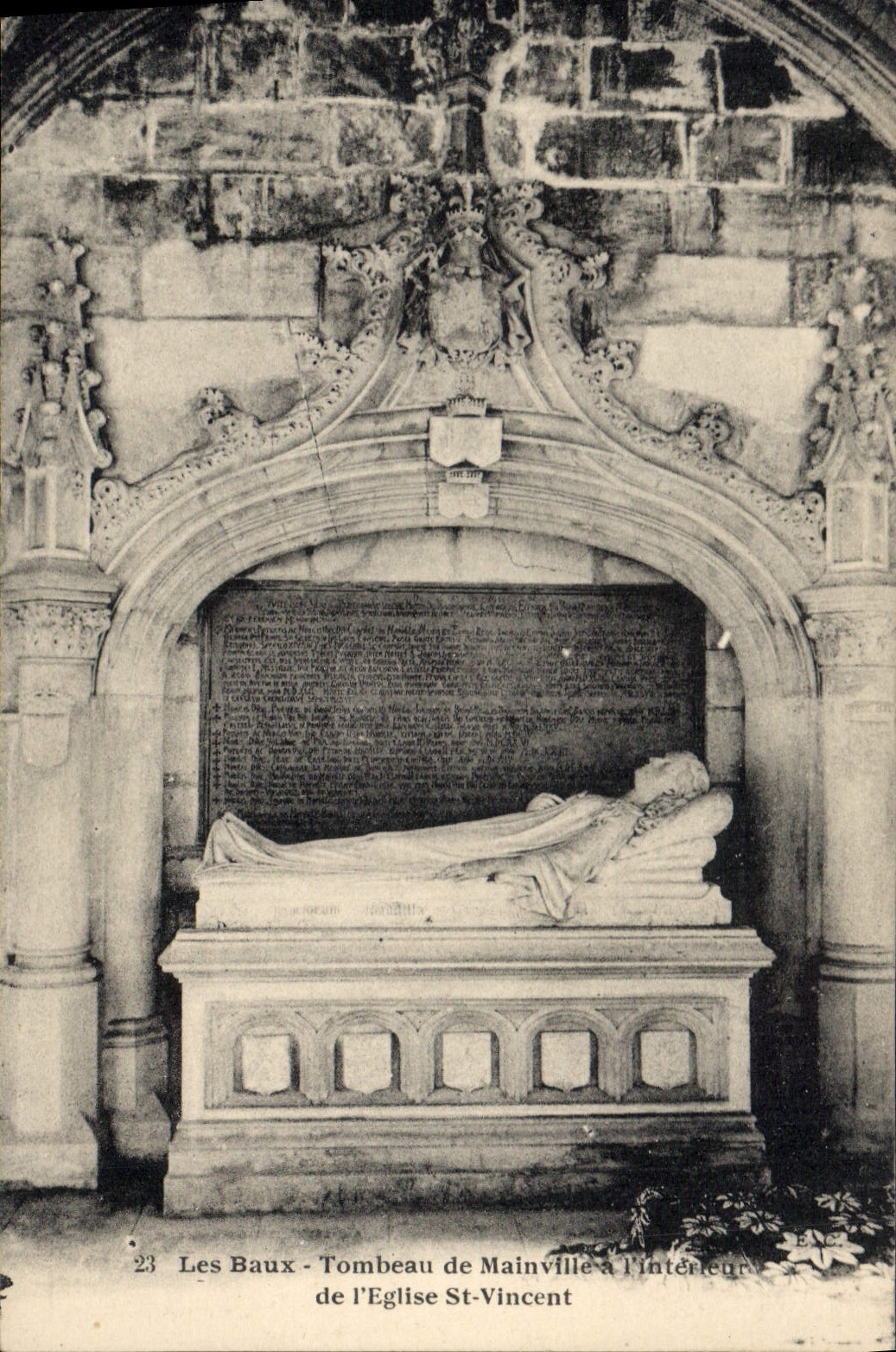 Les Baux - Tombeau de Mainville à l'intérieur de l'église Saint-Vincent