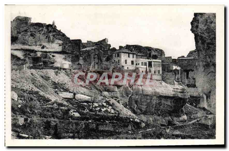 CPA Les Baux Une Partie des remparts et de la vole Romaine Hotel de la Reine Jeanne