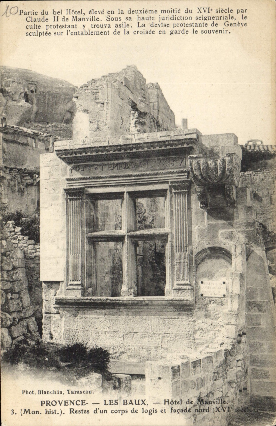 Les Baux - Hôtel de Manville (XVIe siècle) — Restes d'un corps de logis et façade nord — Phot. Blanchin, Tarascon
