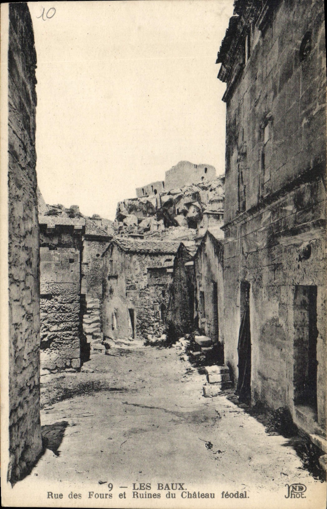 CPA Les Baux Rue des Fours et Ruines du Chateau feodal