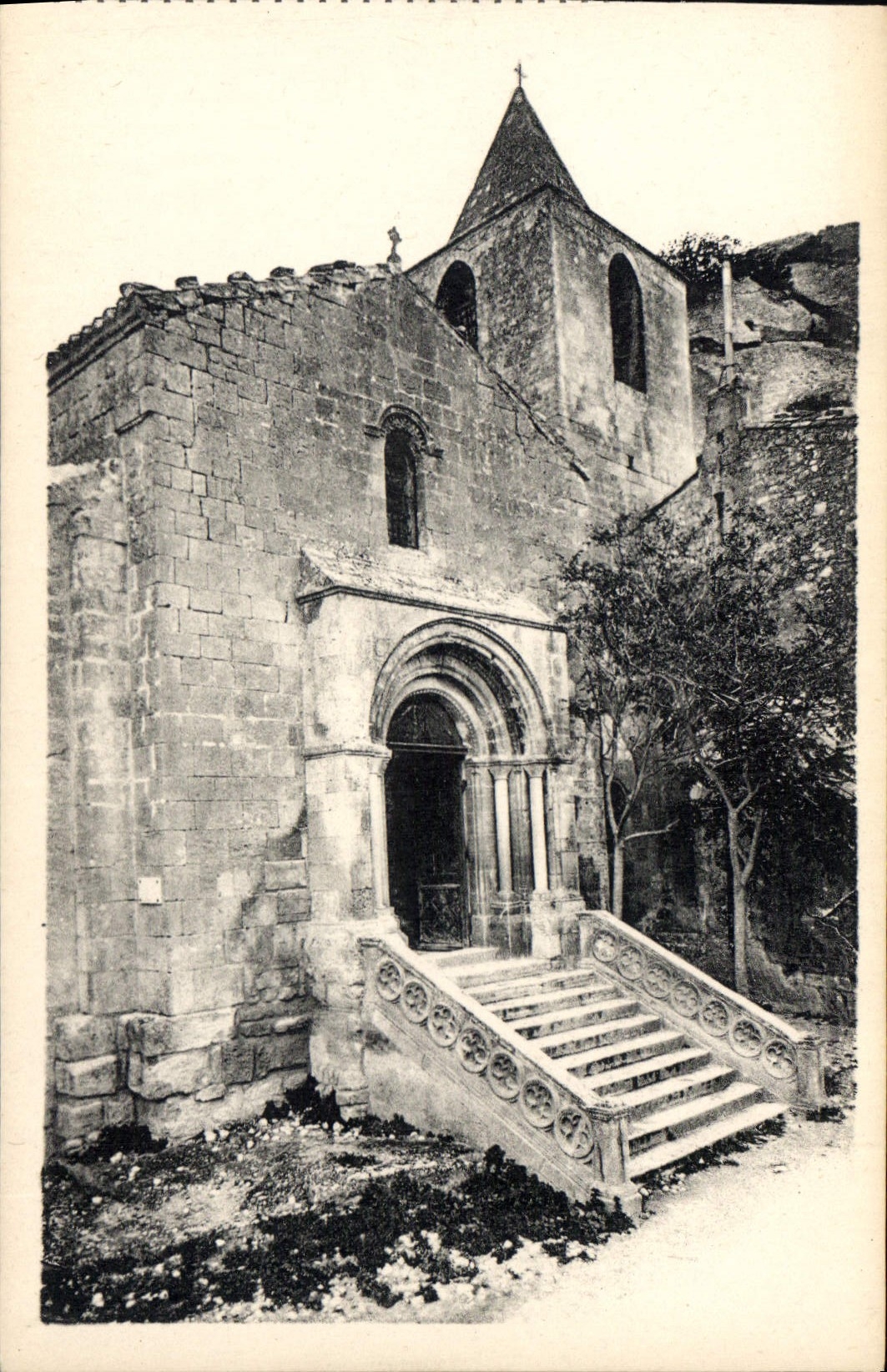 CPA Les Baux Eglise St Vincent contenant des Vestiges des Xe XIIE XIVe XVe et XVIe siecles