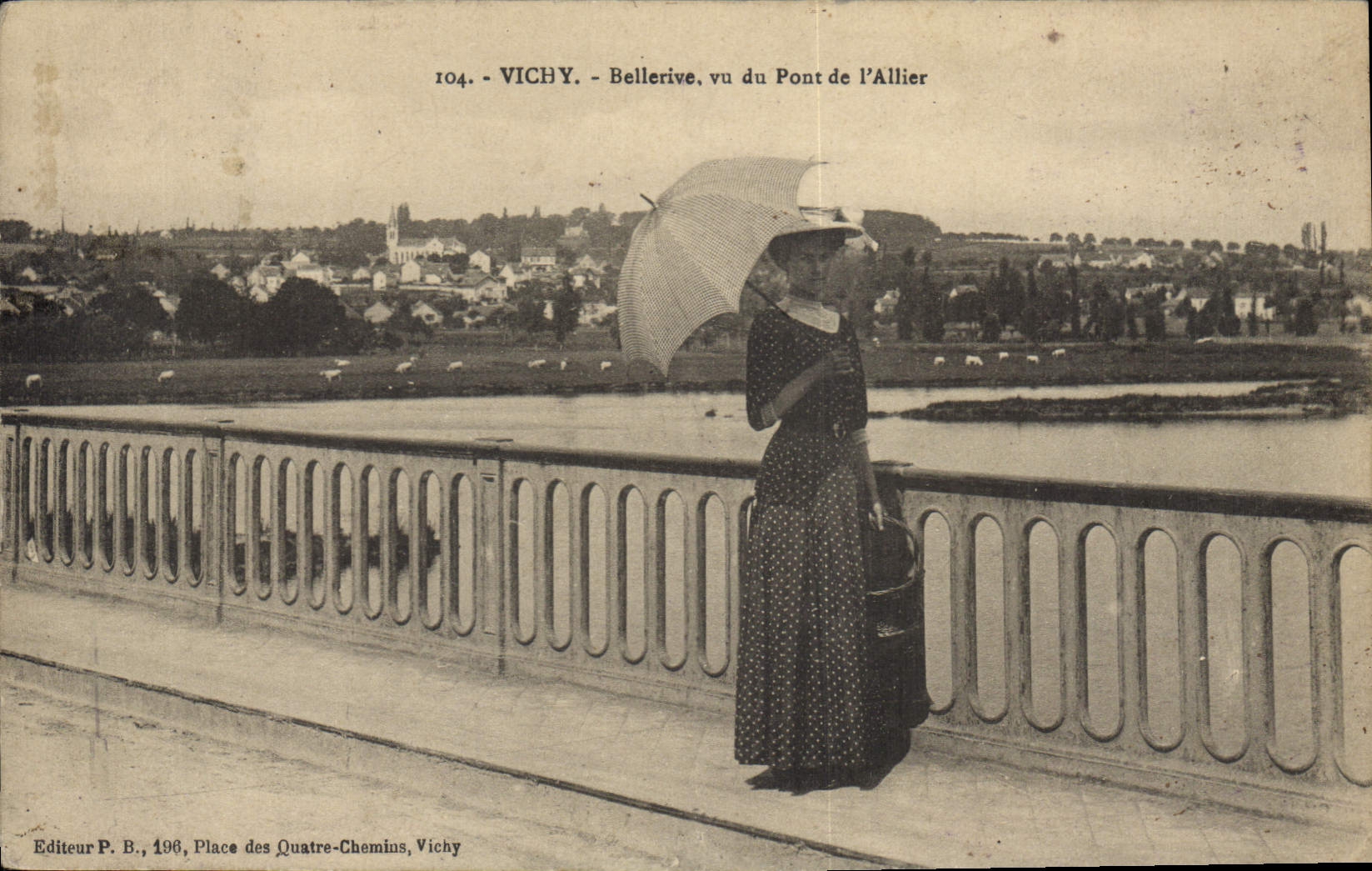 CPA Vichy Bellerive vu du Pont de l'Allier Femme Folklore
