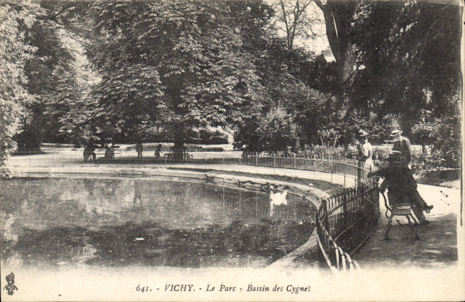 CPA Vichy Le Parc Bassin des Cygnel
