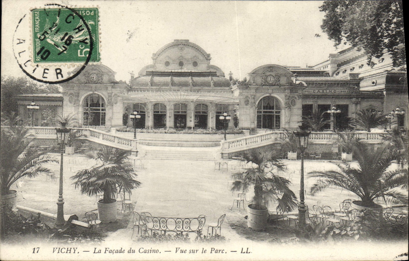 CPA Vichy Facade du Casino Vue sur le Parc