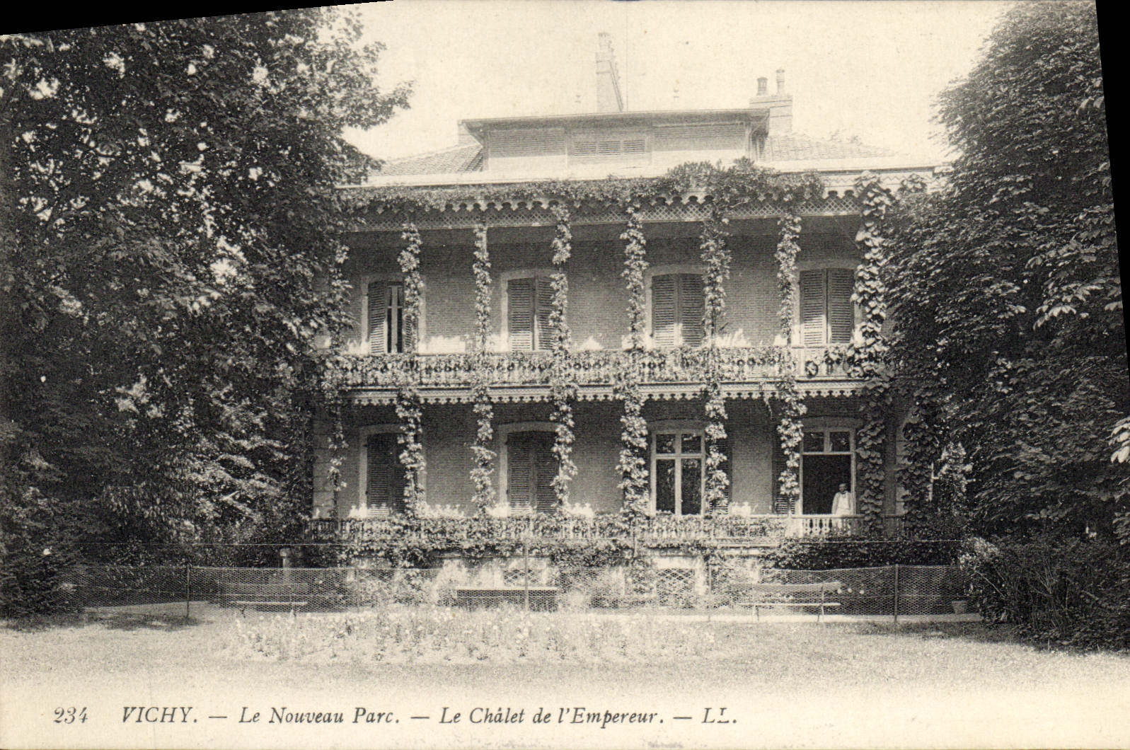 CPA Vichy Le Nouveau Parc Le Chalet de l'Empereur