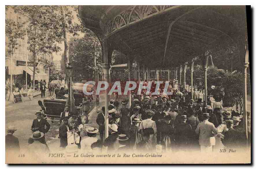 Vichy — La Galerie couverte et la Rue Cunin-Gridaine — ND Phot