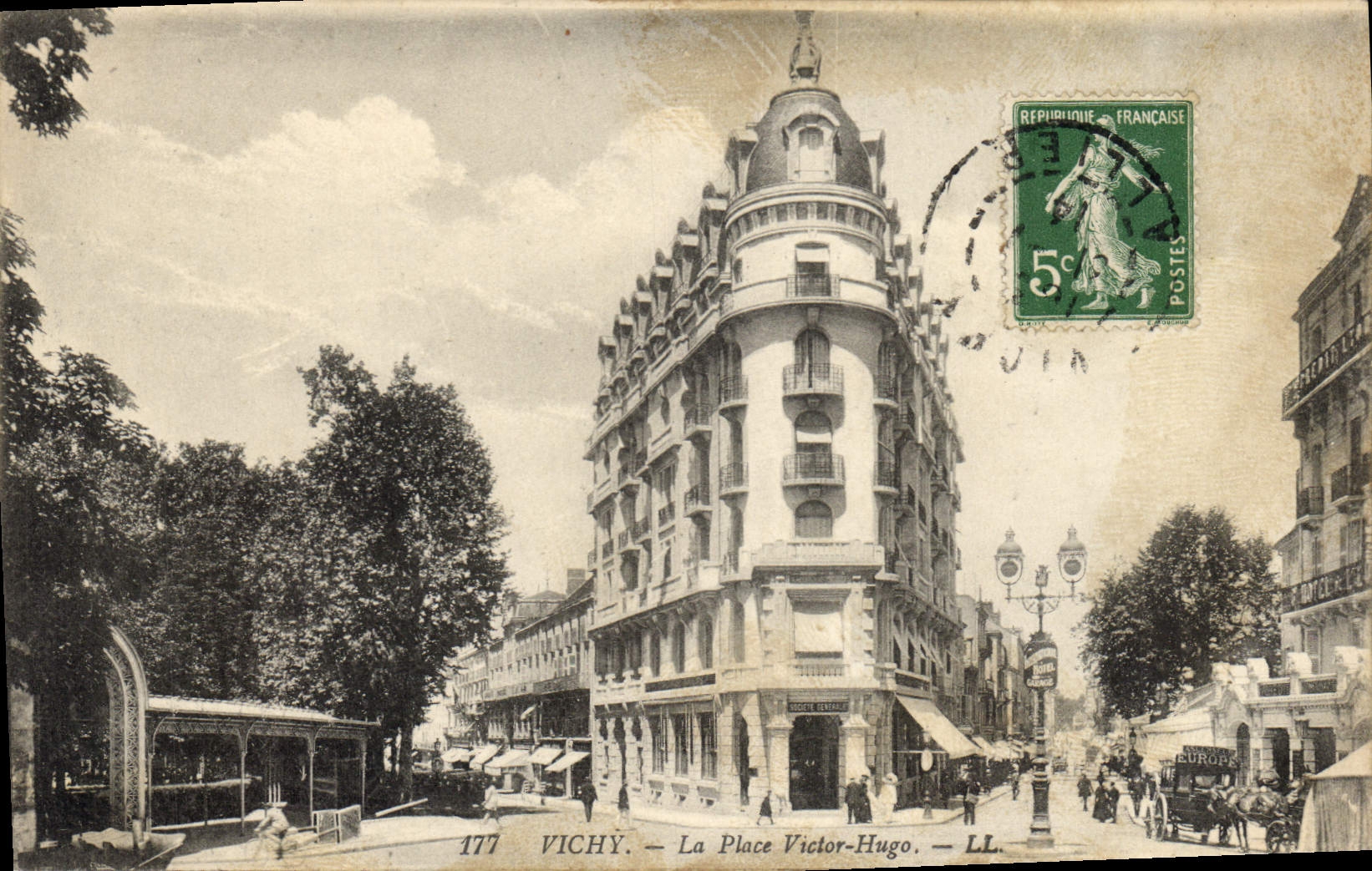CPA Vichy Place Victor Hugo