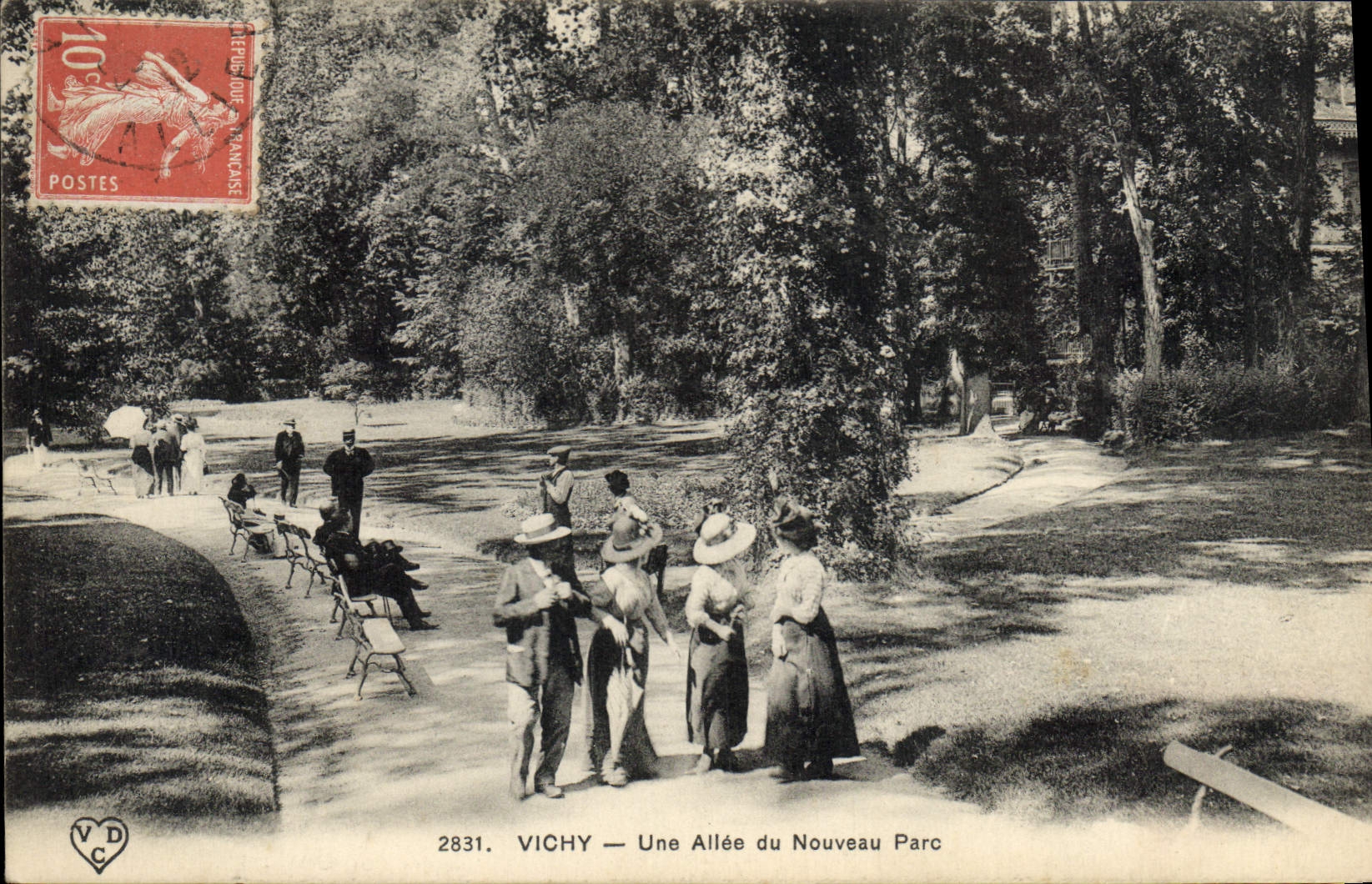 CPA Vichy Une Alllee du Nouveau Parc