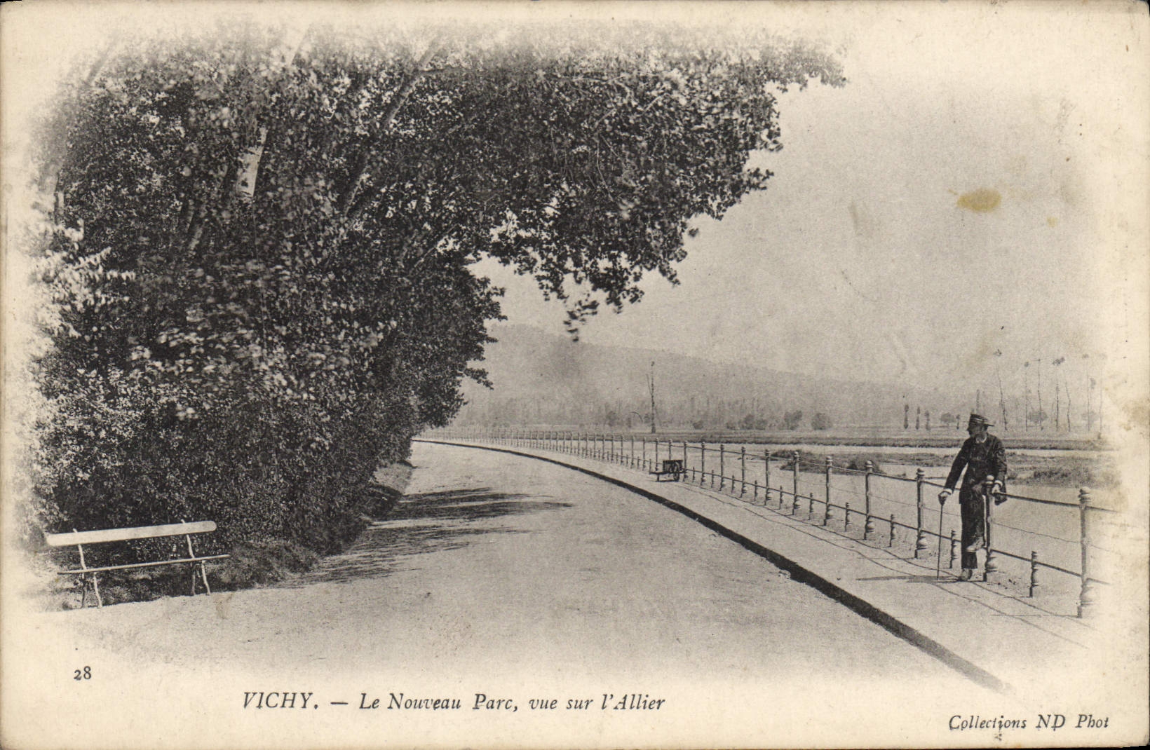 CPA Vichy Le Nouveau Parc vue sur l'Allier